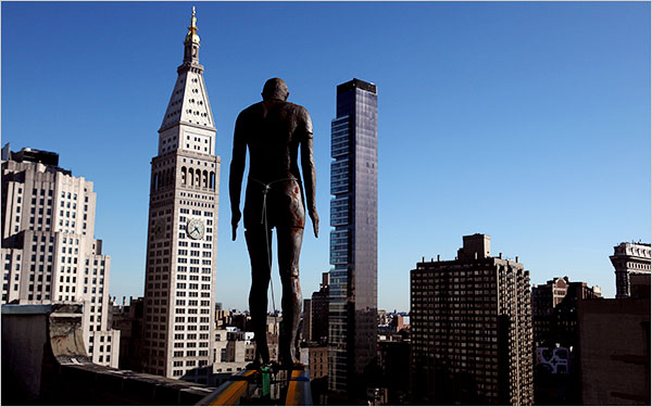 «Бронзовые человечки» на улицах и крышах Нью-Йорка